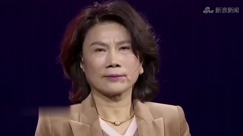 董明珠与员工笑谈风云，企业内外的和谐共鸣