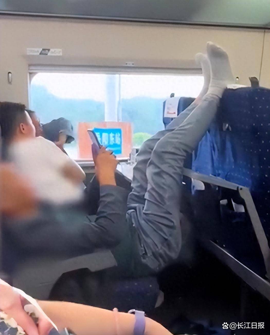 男子高铁上脱鞋并殴打劝阻者被行拘事件分析