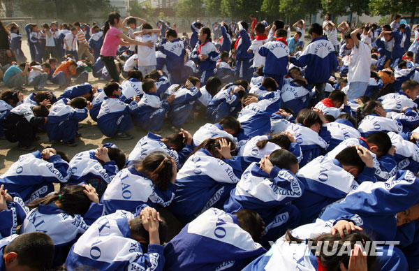 地震瞬间，居民避险与学校师生的紧急撤离