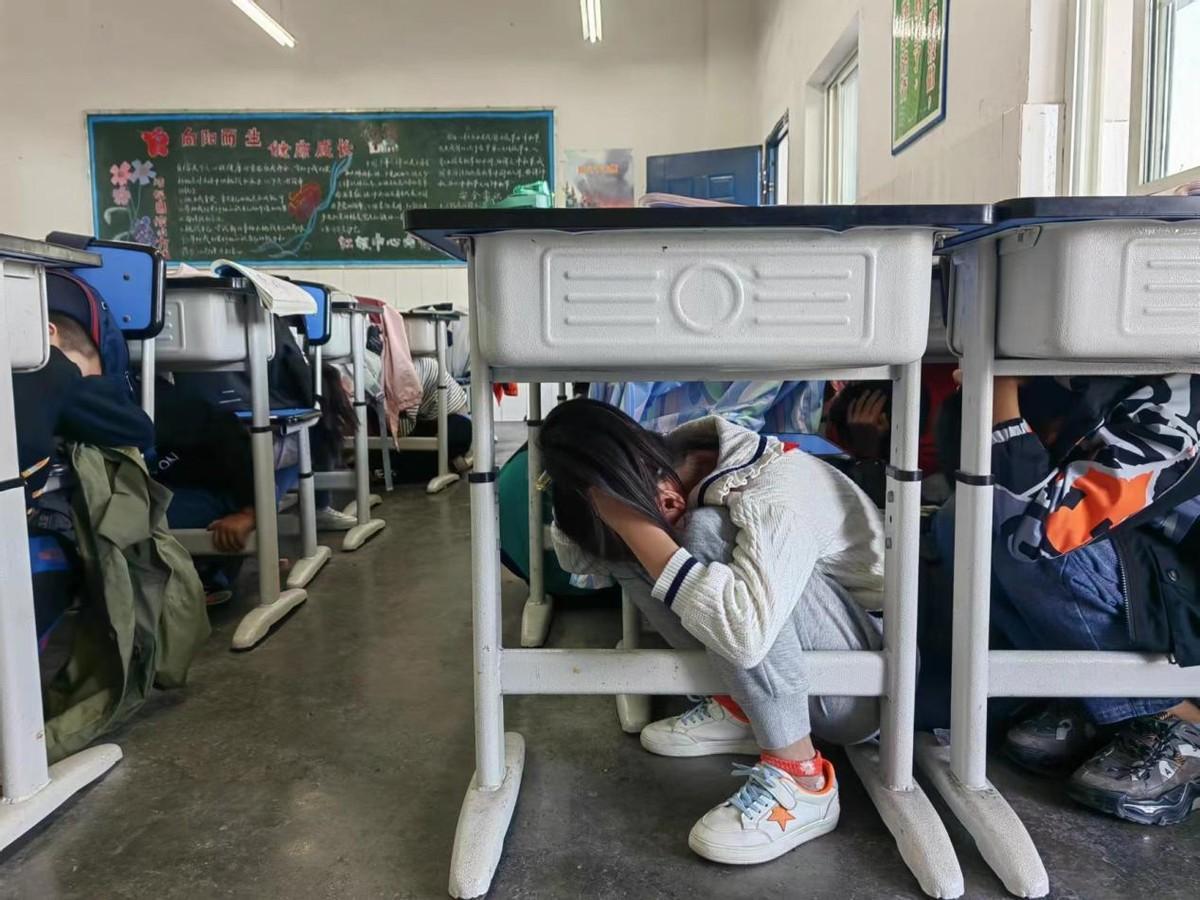 地震瞬间，居民避险与学校师生的紧急撤离