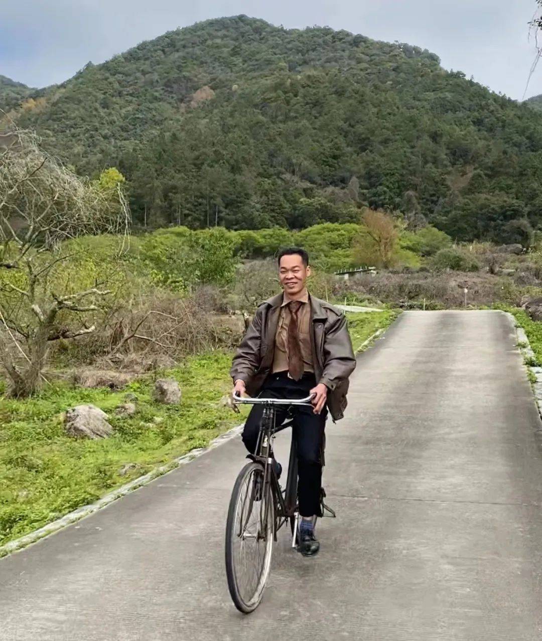 50岁村支书花海跳舞引流，乡村振兴的新风尚