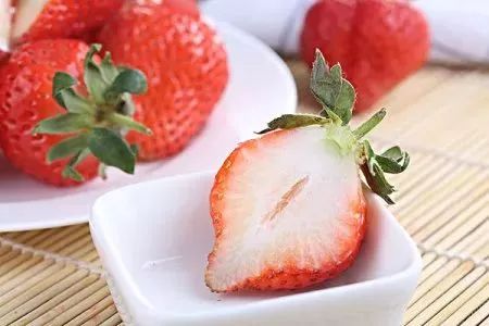 近期关于草莓瘟与食用草莓的谣言辟谣，官方为你澄清真相