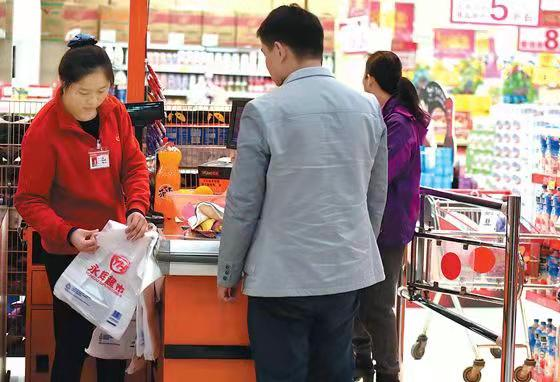 超市商品质量引争议，于东来直言都在卖垃圾商品