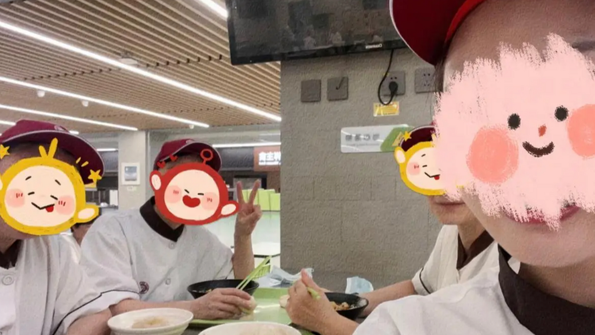 如何看待北大硕士当食堂阿姨，跨界选择的多元解读