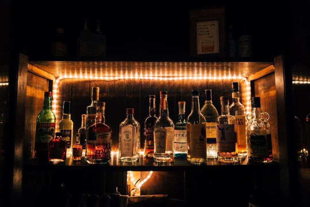 年轻人开起家庭酒吧，月入三万不是梦