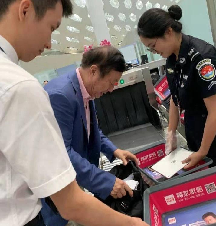 饭店意外摔倒，手机遭遇不幸