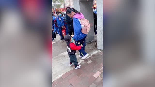 姐姐与弟弟的影像时光，定格美好回忆的瞬间