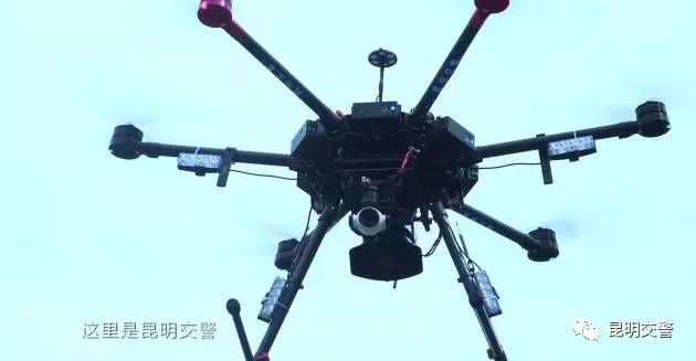 网友自制雪糕棍变形无人机，创意与技术的完美结合