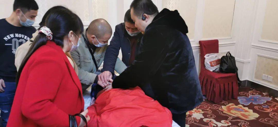 盲人按摩店员杀害女店主后服毒身亡，深度剖析事件背后真相