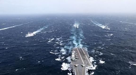 辽宁舰山东舰绕岛，彰显国家力量与海洋自信