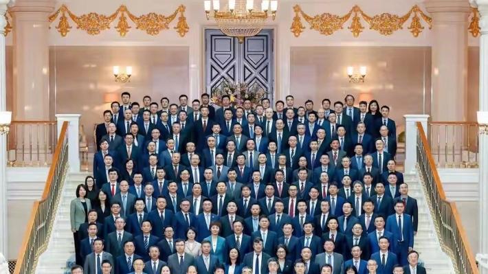 华为最新大合照，任正非站在右侧的独特意义