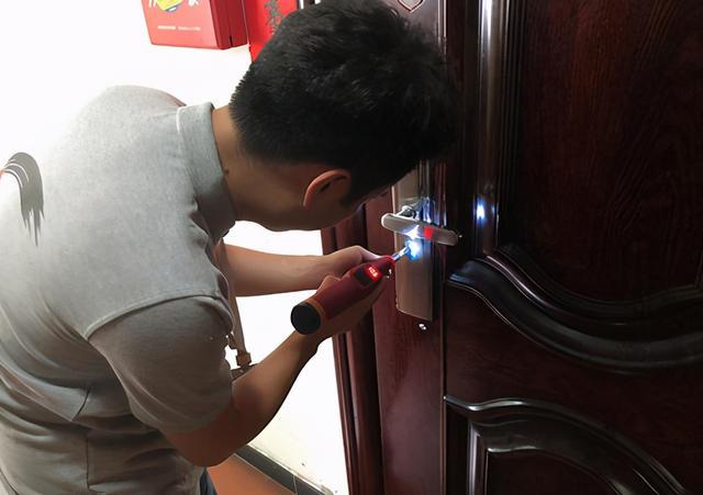 揭秘开锁师傅的呼唤方式，如何精准快速地找到他们？
