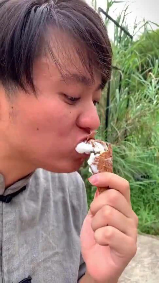 甲亢哥挑战辣味冰淇淋，喉咙遭遇烈焰挑战