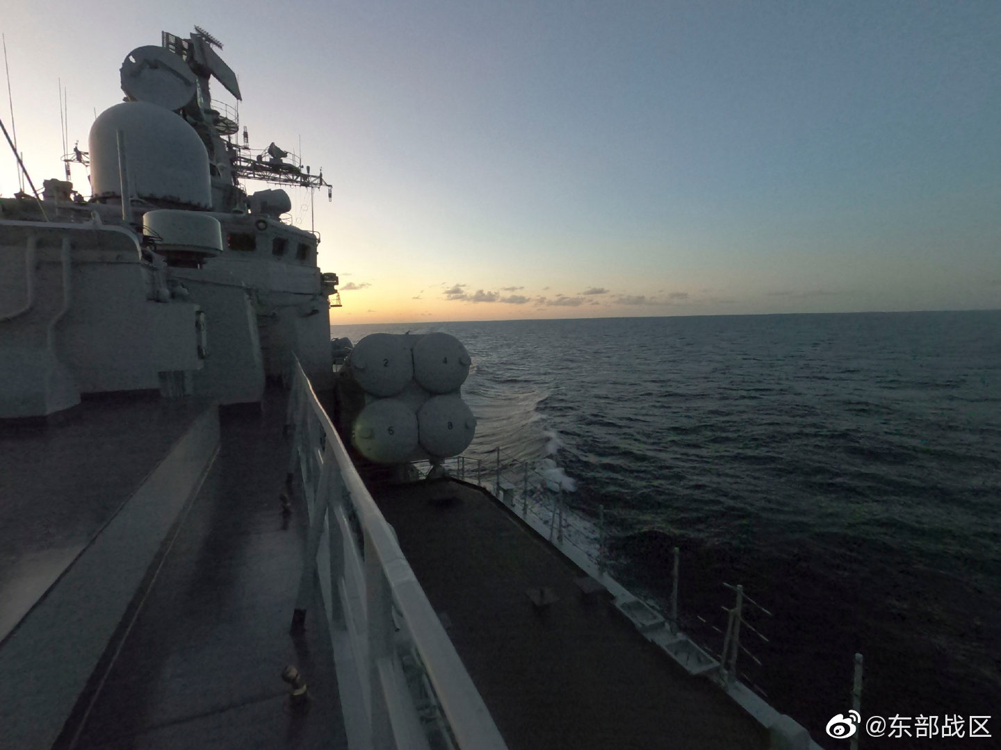 东部战区多军种对海突击训练，锻造海上力量的铁拳