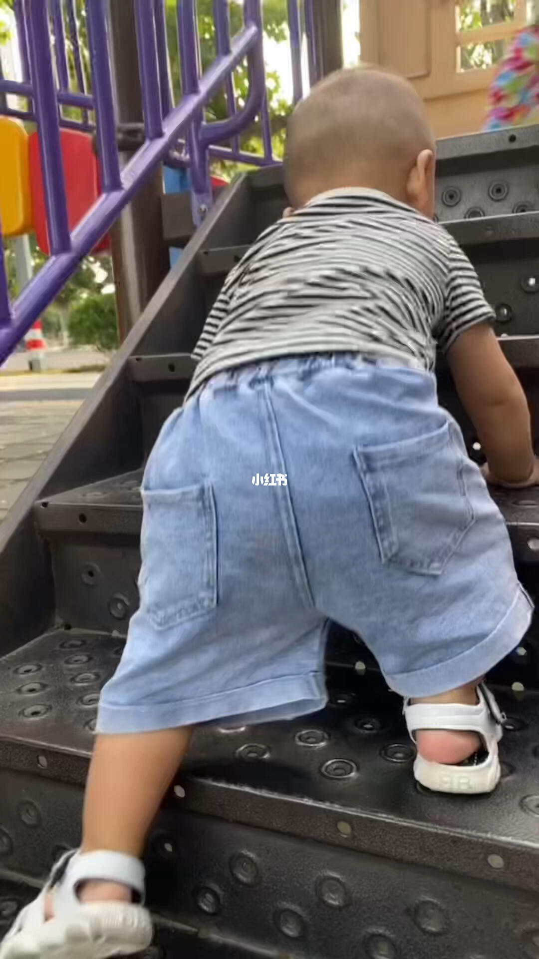 萌娃爬出宝宝椅摔了个屁股蹲儿，看如何应对小意外