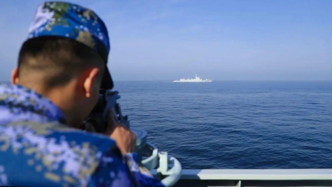 东部战区海军实兵实弹演练，展示海上铁拳的实战力量