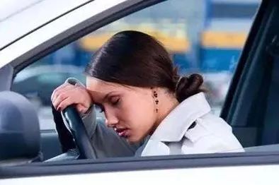 媒体聚焦，女子祭祀烧毁七辆车，惨痛教训引深思