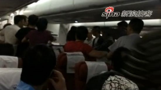 飞机上互殴，深度解析与反思