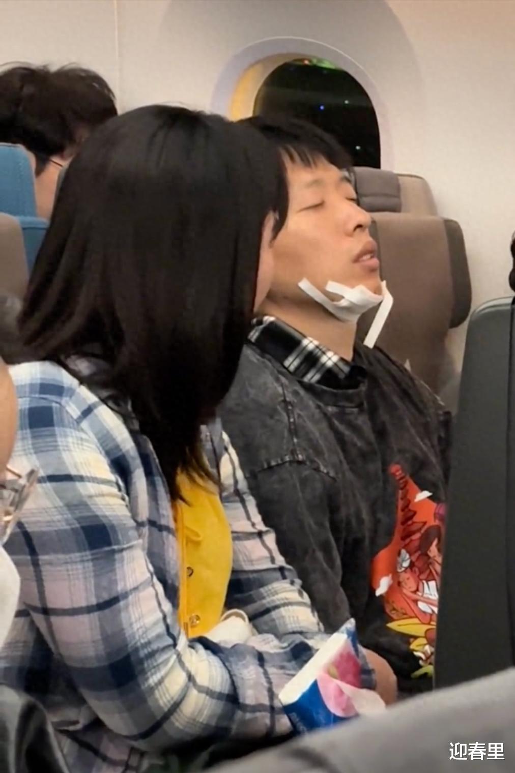 两女子飞机上互嫌有味道打架，引发社会热议