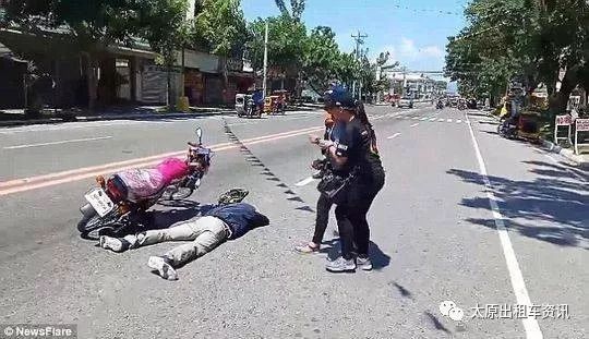母亲遇车祸身亡，儿子的悲痛瞬间一个举动令警方动容