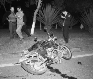 母亲遇车祸身亡，儿子的悲痛瞬间一个举动令警方动容