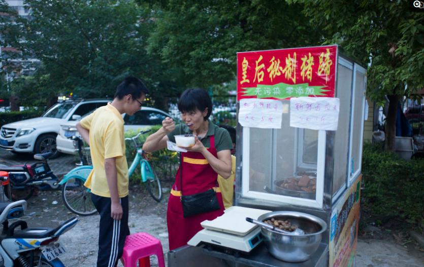 揭露摆摊卖卤菜月入10万骗局