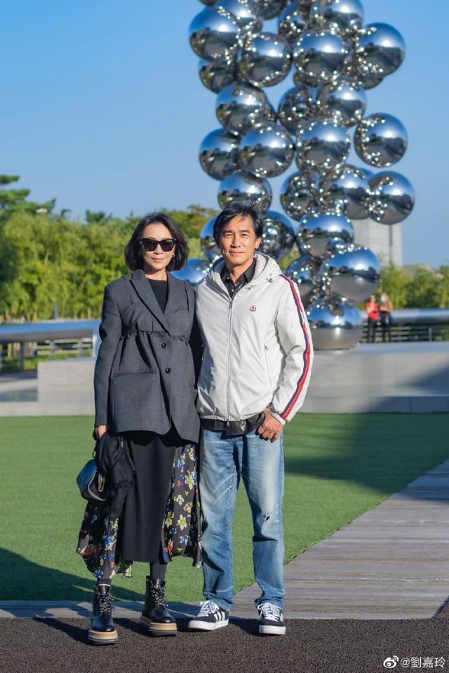 刘嘉玲晒与梁朝伟泰国度假合影，恩爱秀翻全网！