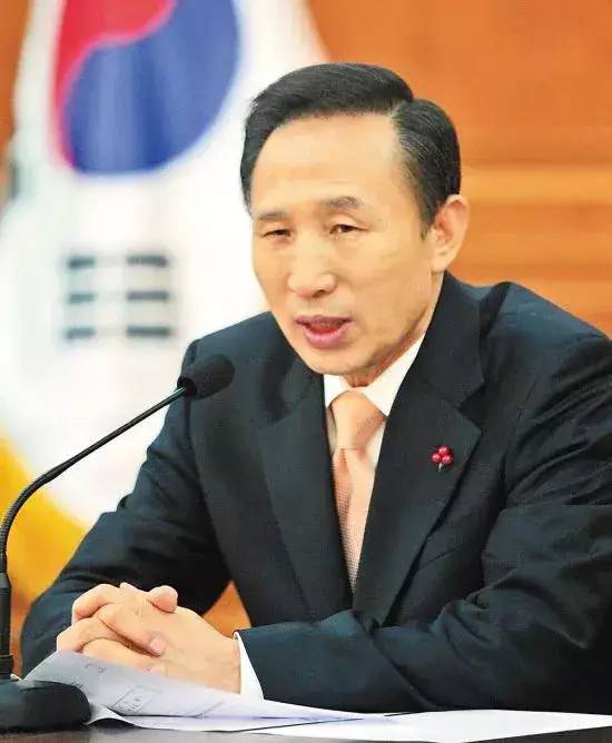 尹锡悦被罢免背后的故事，韩国大妈仰天痛哭的真相