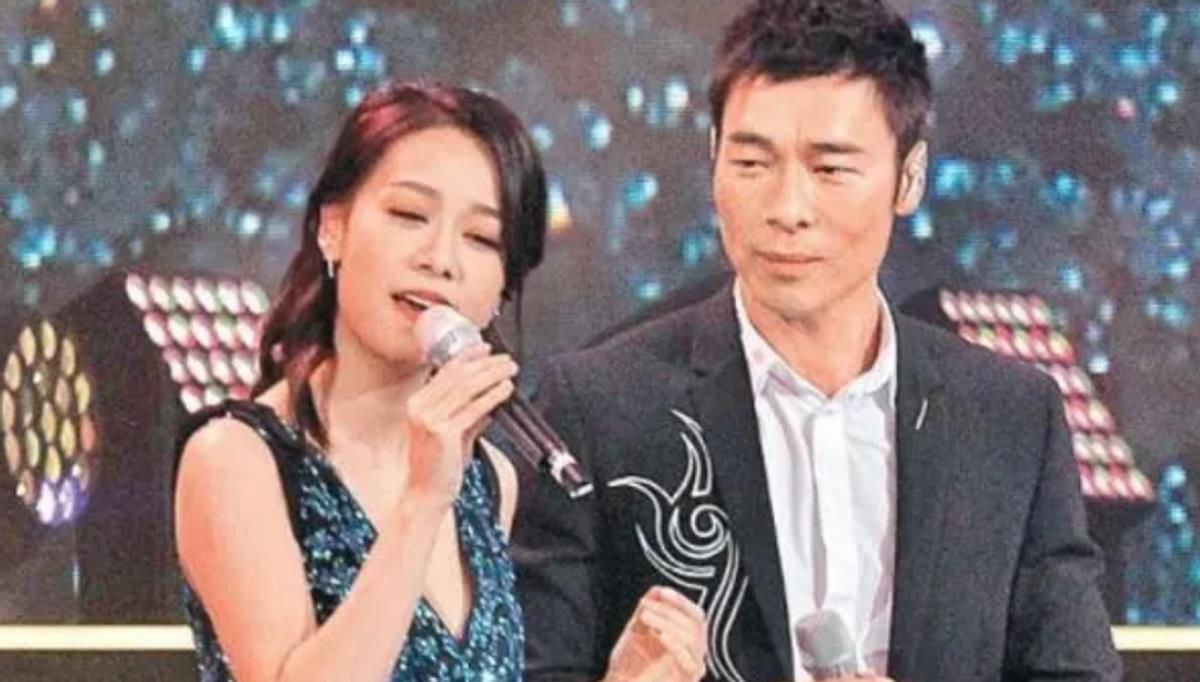 小孩哥带好友回家吃饭，大方介绍家人