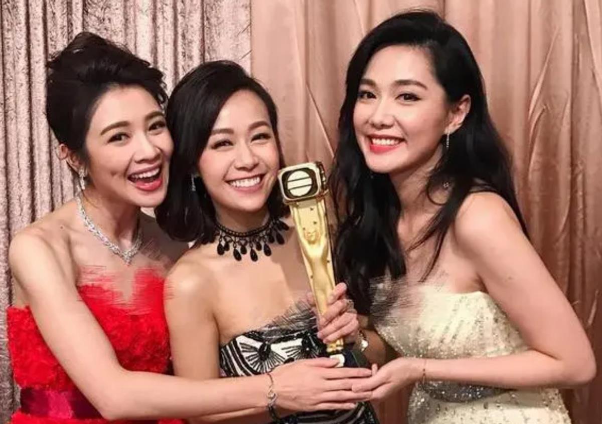 小孩哥带好友回家吃饭，大方介绍家人
