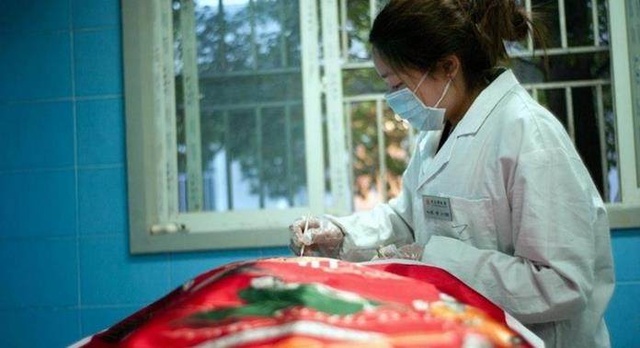 19岁女入殓师自述，给遗体穿衣时，感觉他抓我