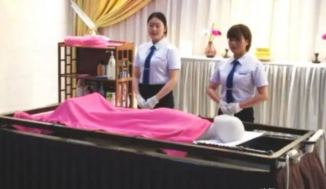 19岁女入殓师自述，给遗体穿衣时，感觉他抓我