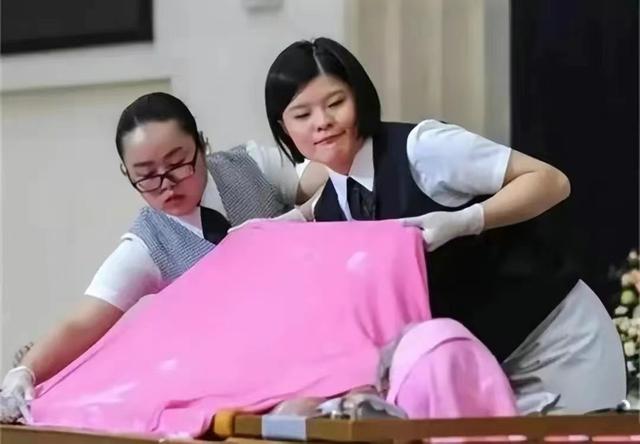 19岁女入殓师自述，给遗体穿衣时，感觉他抓我