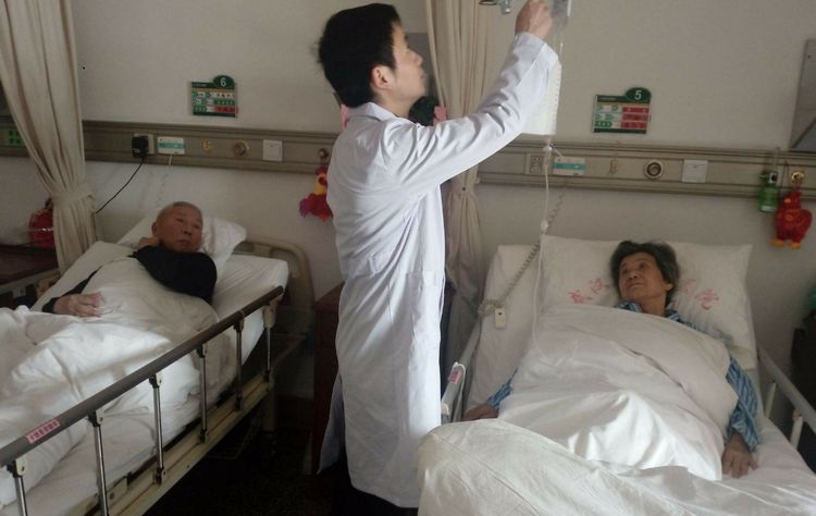 父亲住院，仨儿子齐聚一堂，上海的归途与亲情的守护