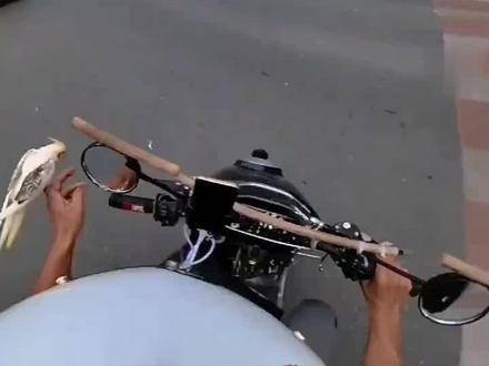 外卖员惊现街头，弹弓挑战电车