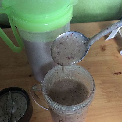 杯中吸管脏成芝麻糊，揭示日常细节中的卫生盲区