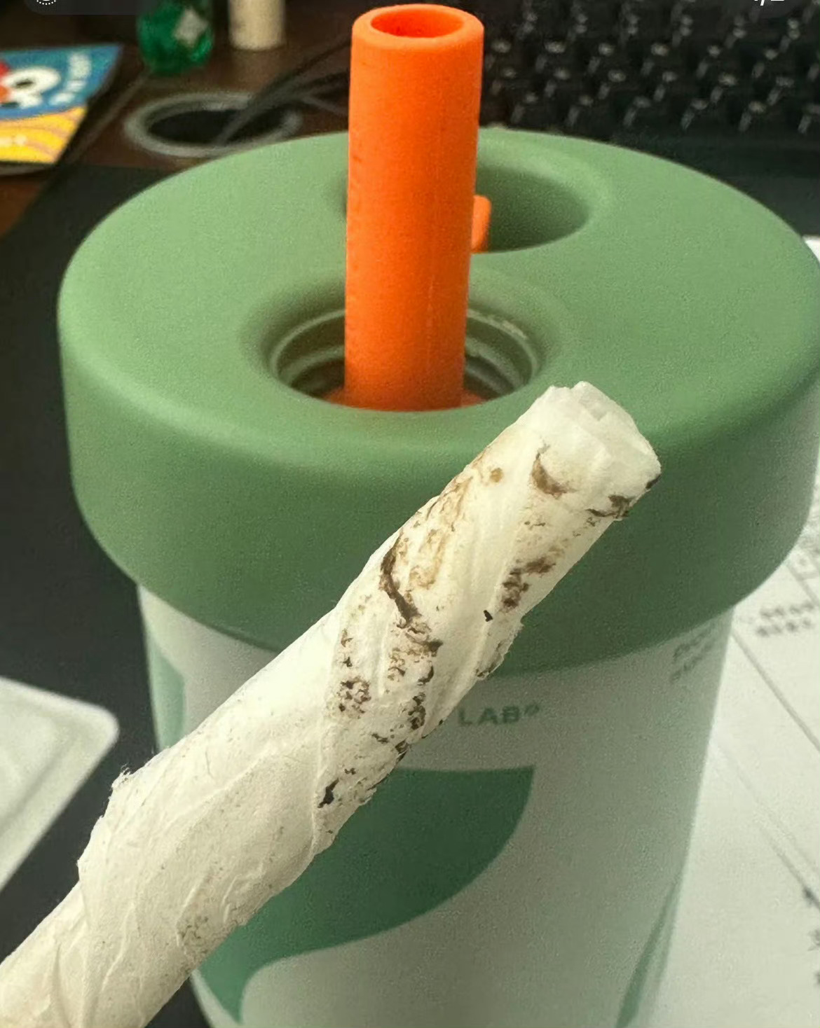杯中吸管脏成芝麻糊，揭示日常细节中的卫生盲区