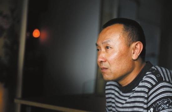 网红货车司机带新女友为亡妻扫墓，一曲跨越时空的深情告白