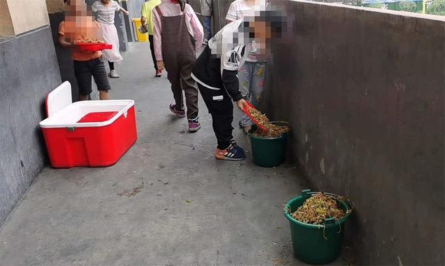 男子路边翻垃圾桶吃剩饭背后的温暖故事，民警送饭显真情