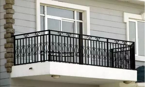铁栅栏贯穿男孩脸颊，一场关于勇气与重生的故事