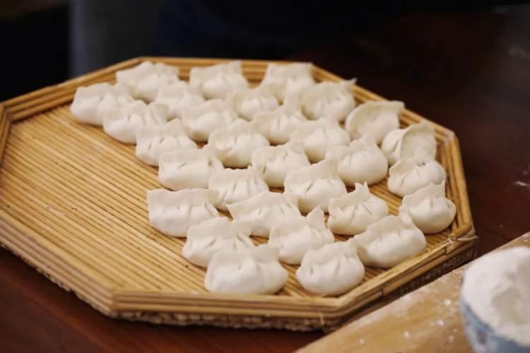 上海市民一天狂买十五万只青团，传统美食掀起热潮
