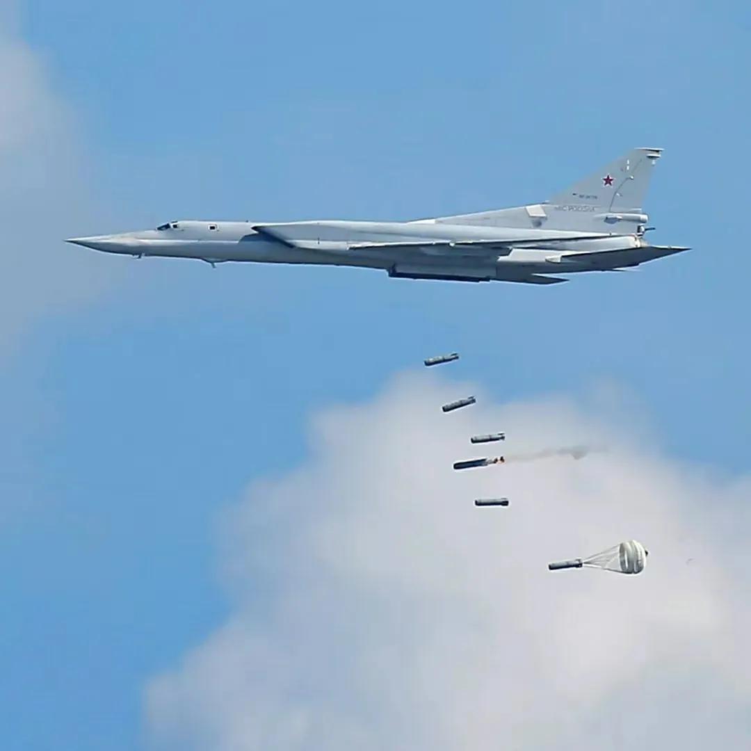 乌军轰炸俄军时航弹砸穿五堵墙却未爆炸，一场意外的奇迹？