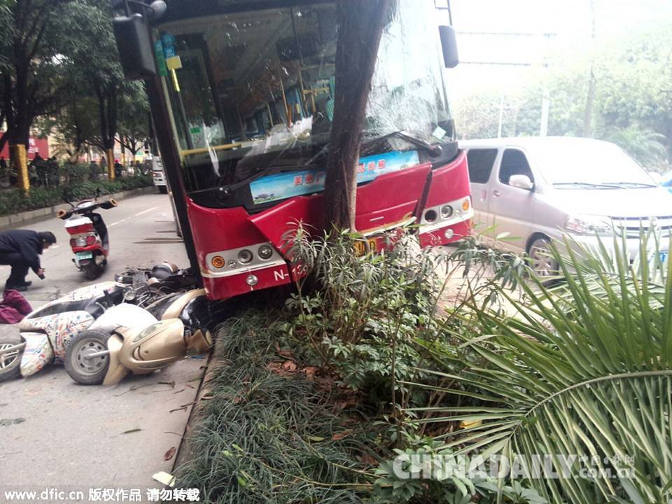 女子突发不适驾车失控致一死三伤，悲剧背后的警示与反思
