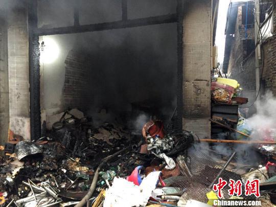 民房失火老人进屋取钱不幸身亡，悲剧背后的警示与思考
