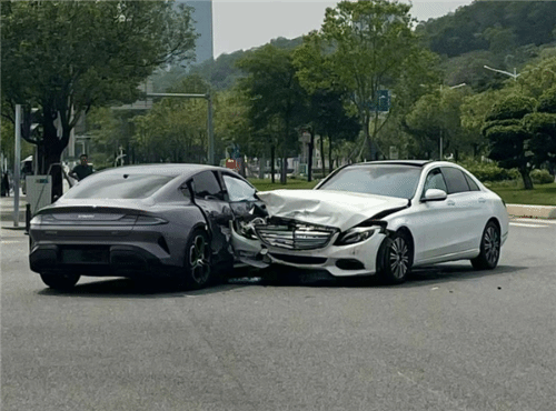 小米su7遭遇黑色轿车撞击事件详解