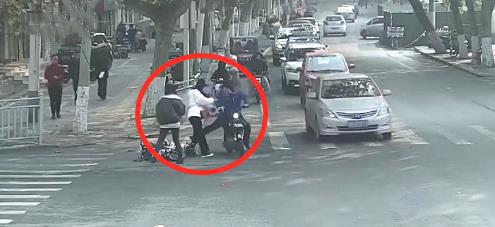妻子屡次猛踹电动车，丈夫默默扶车背后的故事