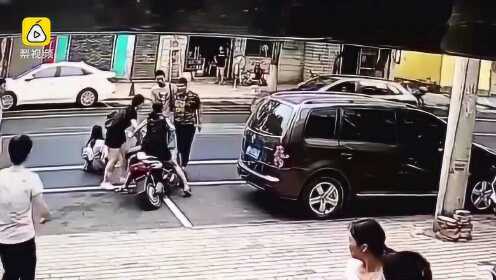 妻子屡次猛踹电动车，丈夫默默扶车背后的故事