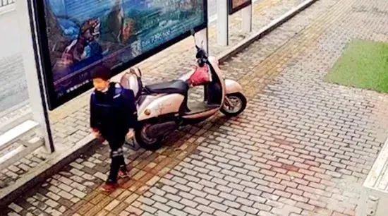 妻子屡次猛踹电动车，丈夫默默扶车背后的故事