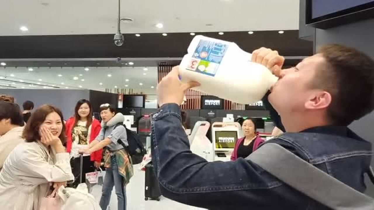 女生机场上演人在囧途狂炫2斤酸奶，一场意想不到的酸奶狂欢之旅