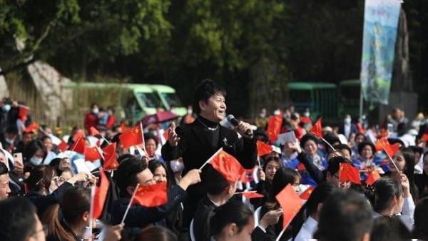 韩团寺庙慰问演出，照亮囚犯心灵之光